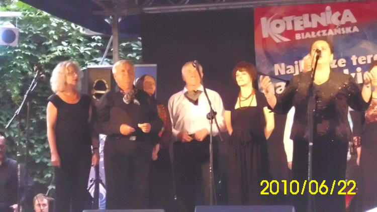 Koncert "Pras�owianek". Ela Bratuszewska w solowym popisie g�osowym i interpretacyjnym piosenki bo�niackiej.