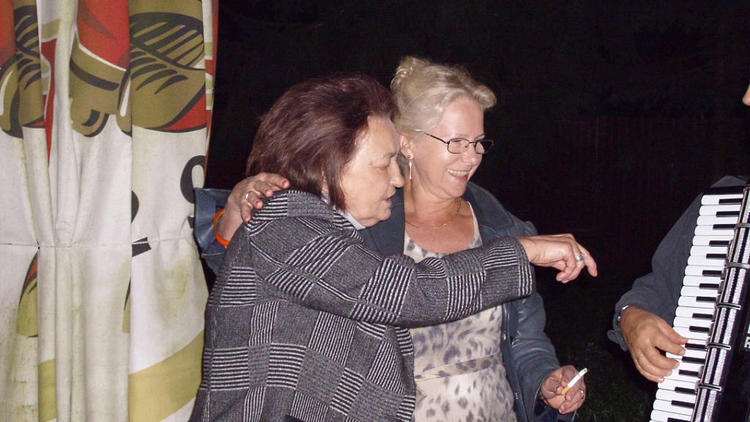 Spotkanie "S�owianek" w "In Cognito". Stenia i Dorota �wicz� piosenk� greck�.