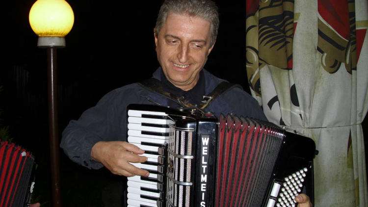 Nasz wspania�y akorseonista i przyjaciel - Wiesio w "In Cognito".