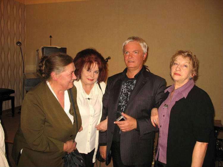 "Słowianki" na benefisie urodzinowym Zyg. Adamkiewicza w DK "Podgórze" - 12.X.2010 r. Fot. Wanda Pamuła. "Słowianki" na benefisie urodzinowym Zyg. Adamkiewicza w DK "Podgórze" - 12.X.2010 r. Fot. Wanda Pamuła.