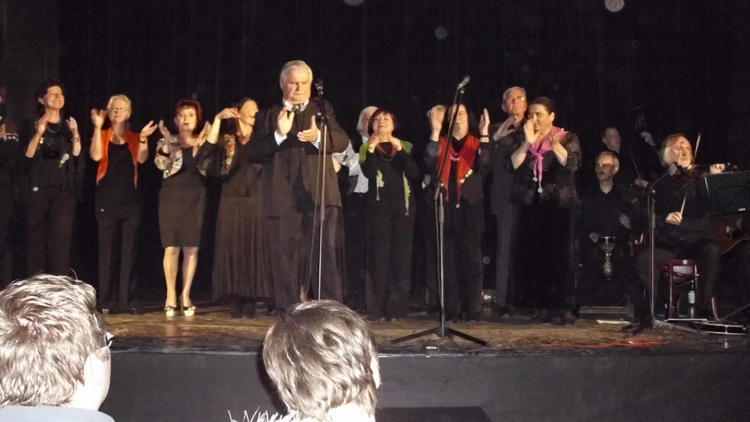 Koncert "Prasowianek" w Kinie "Wrzos". piewa Zdzisaw Adamkiewicz "Makedonskoj dewojce"