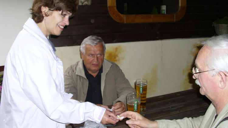 Maj�wka - Danusia rozdaje bloczki m.in. na piwo.