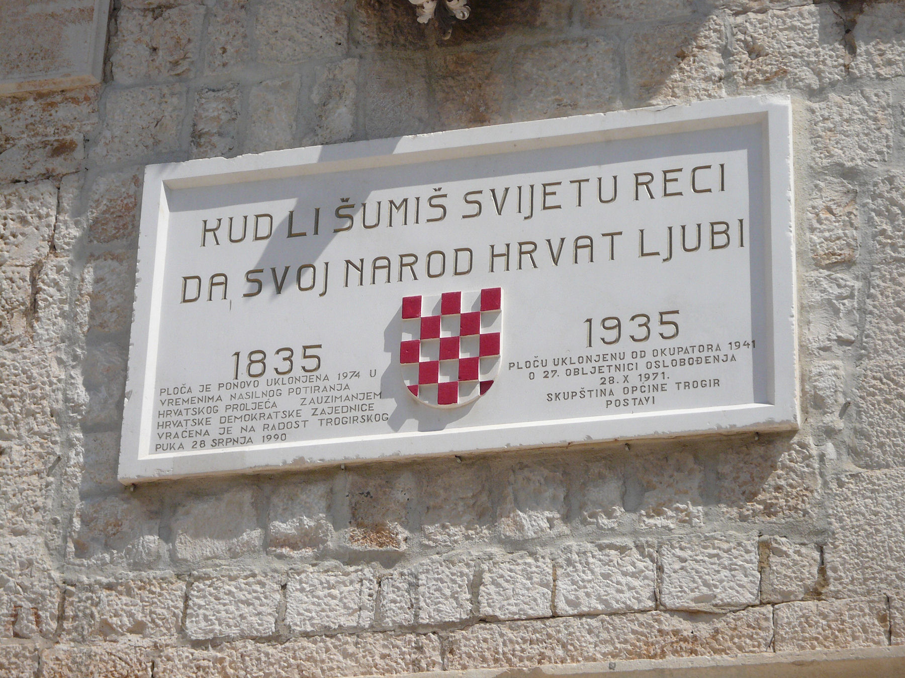 Chorwacja/Trogir - ciekawa inskrypcja na budynku w�adz miejskich