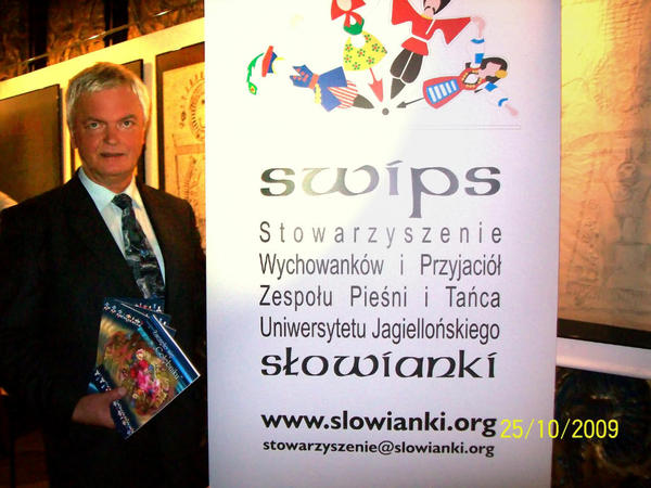 Fot. Janina Pyrdo� (Barako�ska). Dystrybucja wspomnie� "S�owianek" z lat 1959 do 1969, p.t. "Zacz�o si� w Go��bniku", podczas jubileuszowego koncertu w NCK, dnia 24 i 25 pa�dziernika 2009 roku.