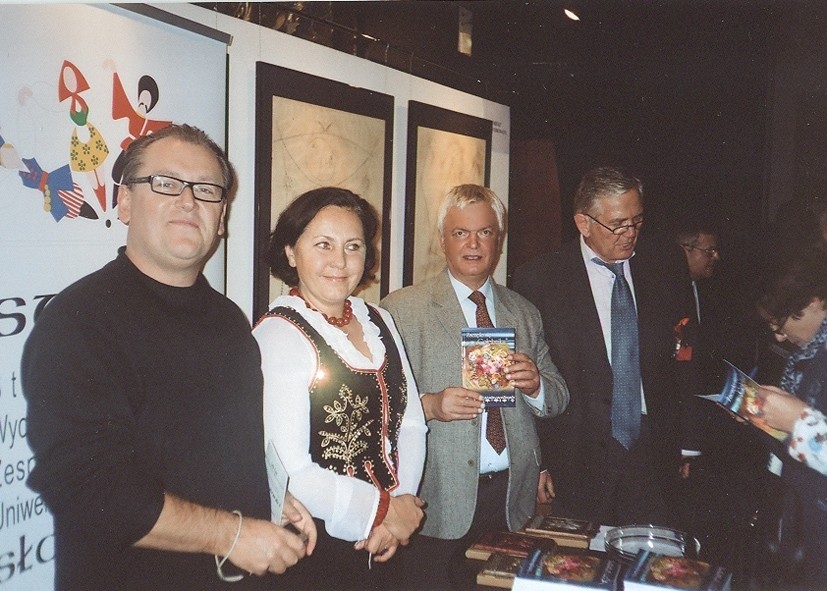 Stoisko Stowarzyszenia Wychowank�w "S�owianek" podczas koncertu jubileuszowego Zespo�u, (od lewej: Kol. Kol. Jurek Janiec(Canada), Krysia Jarosz, Zyg. Adamkiewicz, Krzysztof Niewiara.
