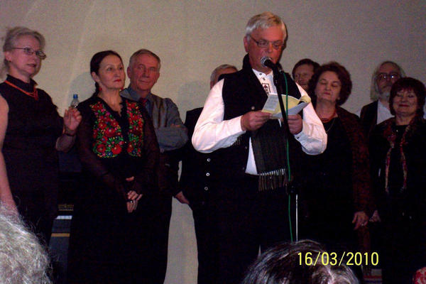 "Wiecz�r muzyki s�owia�skiej" w Domu Kultury "Podg�rze". Piosenki s�owia�skie w wykonaniu "Pras�owianek" i poezja o "S�owiankach" czyta Z. Adamkiewicz. Fot. B. Cz.